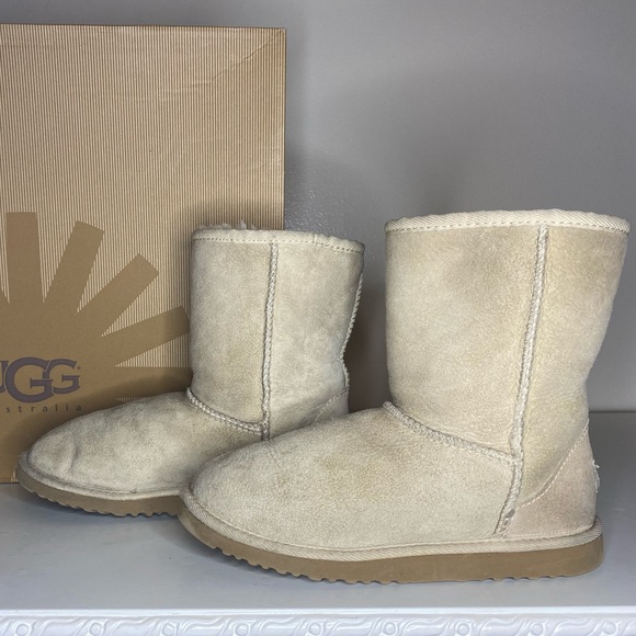 🤎 Tan Ugg Boots 🤎 - Picture 2 of 7